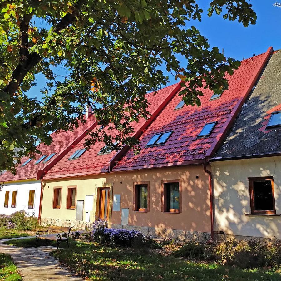 Apartmany Monastery Suites Zirec Dvůr Králové nad Labem Bagian luar foto