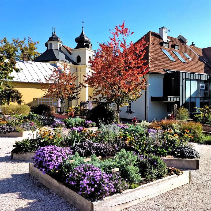 Apartmany Monastery Suites Zirec Dvůr Králové nad Labem Bagian luar foto