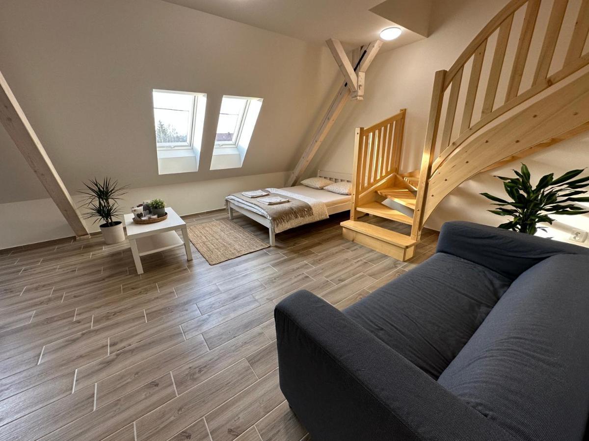 Apartmany Monastery Suites Zirec Dvůr Králové nad Labem Bagian luar foto