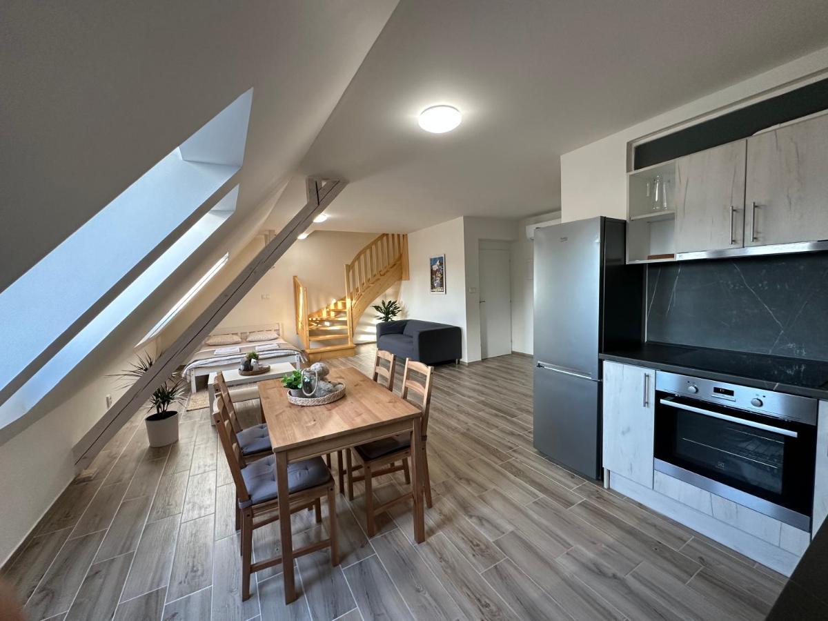 Apartmany Monastery Suites Zirec Dvůr Králové nad Labem Bagian luar foto