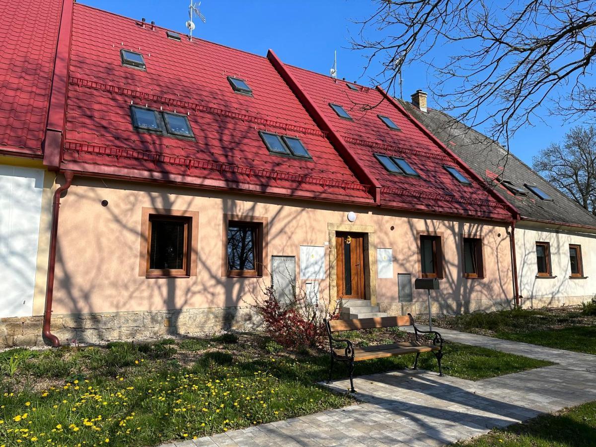 Apartmany Monastery Suites Zirec Dvůr Králové nad Labem Bagian luar foto