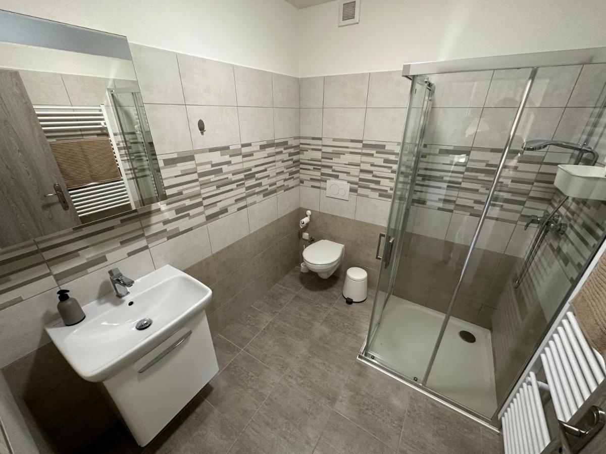 Apartmany Monastery Suites Zirec Dvůr Králové nad Labem Bagian luar foto