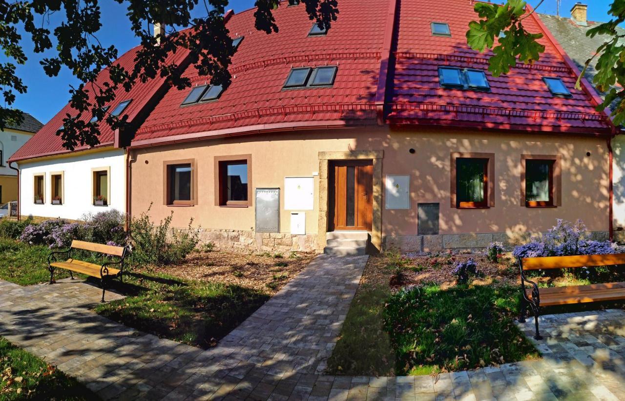 Apartmany Monastery Suites Zirec Dvůr Králové nad Labem Bagian luar foto
